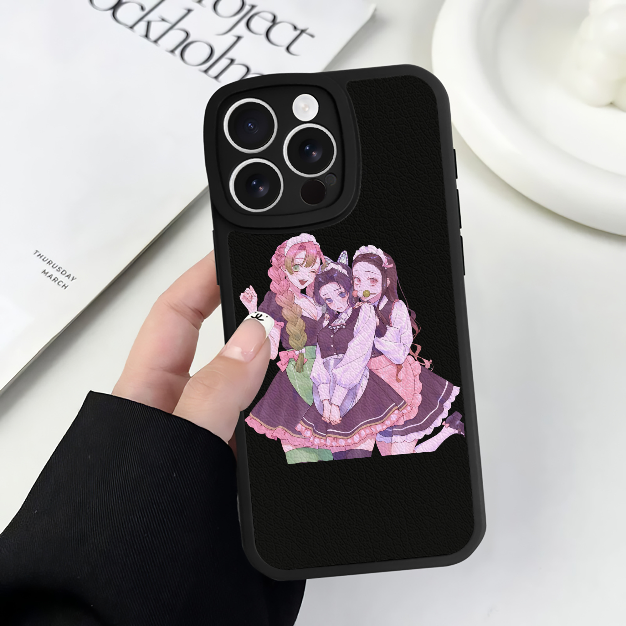 （画像用） 鬼滅の刃（きめつのやいば）蟲柱-胡蝶 しのぶ／こちょう しのぶ Kochou Shinobu 【iPhone 16シリーズ対応】シリコンスマホケース（レザー調） 材質：シリコン
